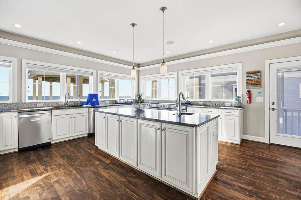 Mid-Level Kitchen with Bar (seats 5)