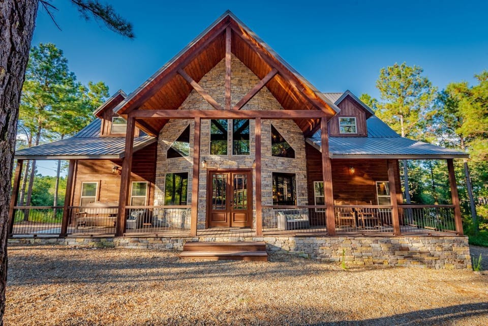 Paradise Pond is a luxury lodge retreat surrounded by towering pine trees in the Pine Hill area of Hochatown.