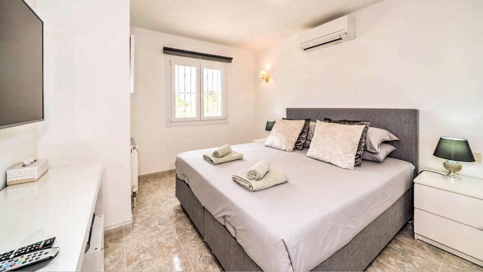 Superking bed with memory soft mattress, and stunning views to the valley. 