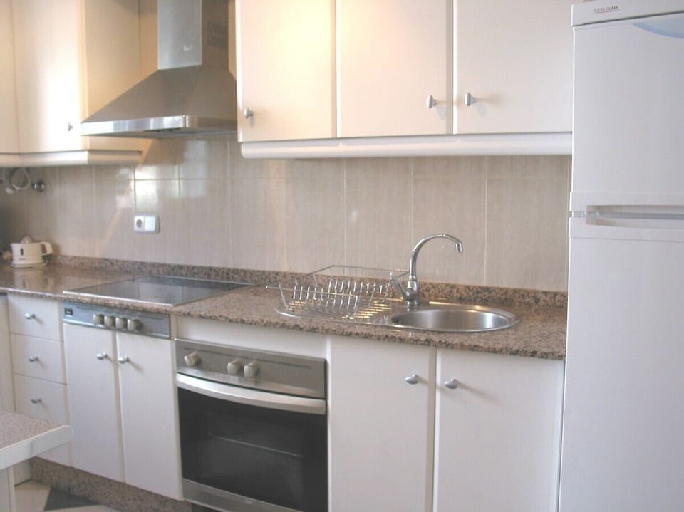 Kitchen with oven, hob, dishwasher, washing machine