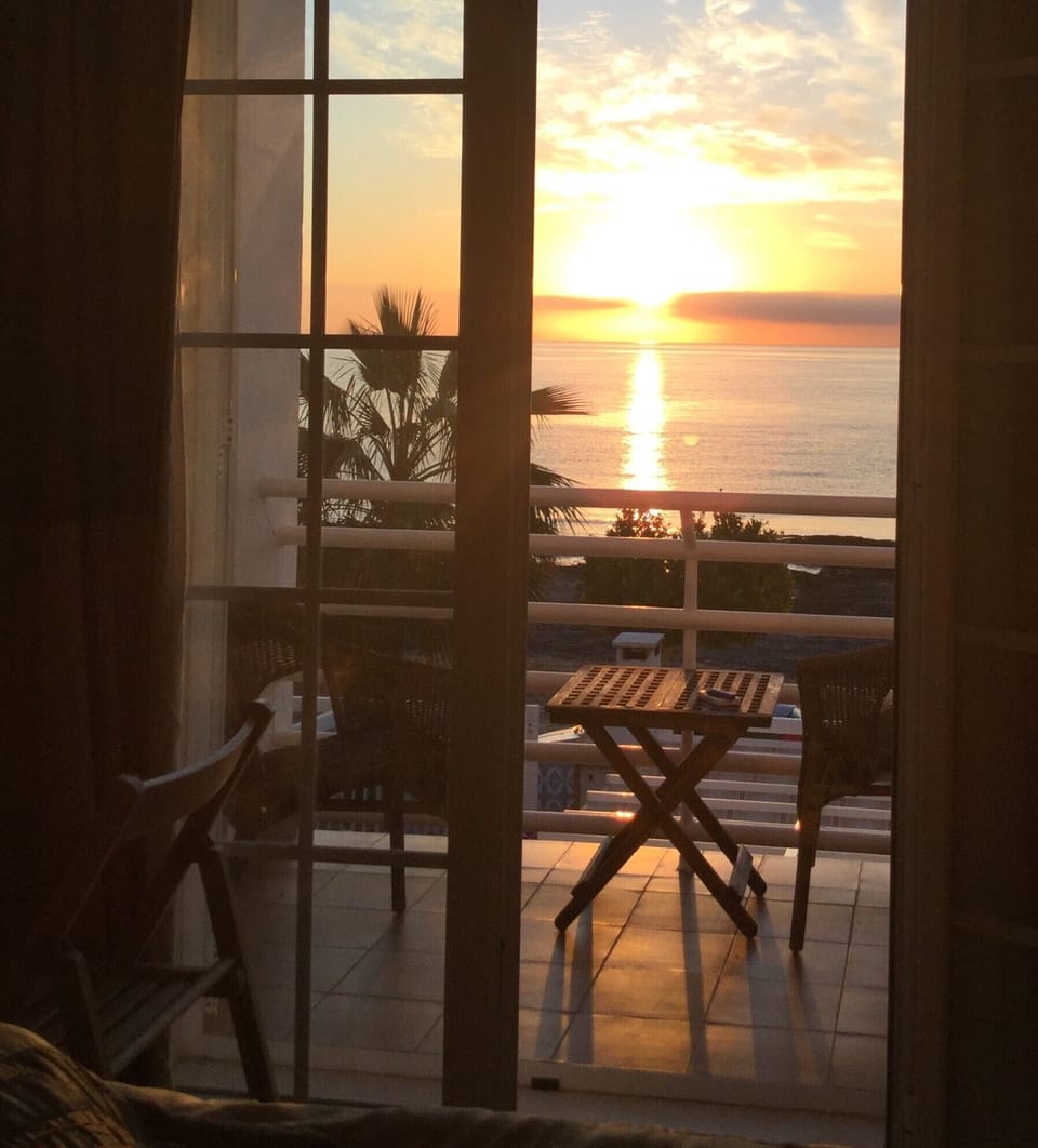 Watch the sunrise from the bed