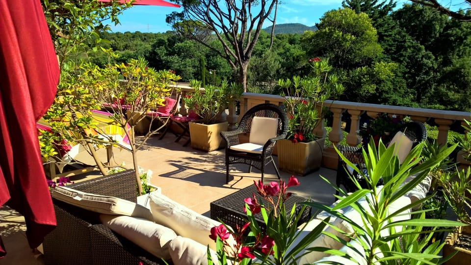 Outdoor lounge