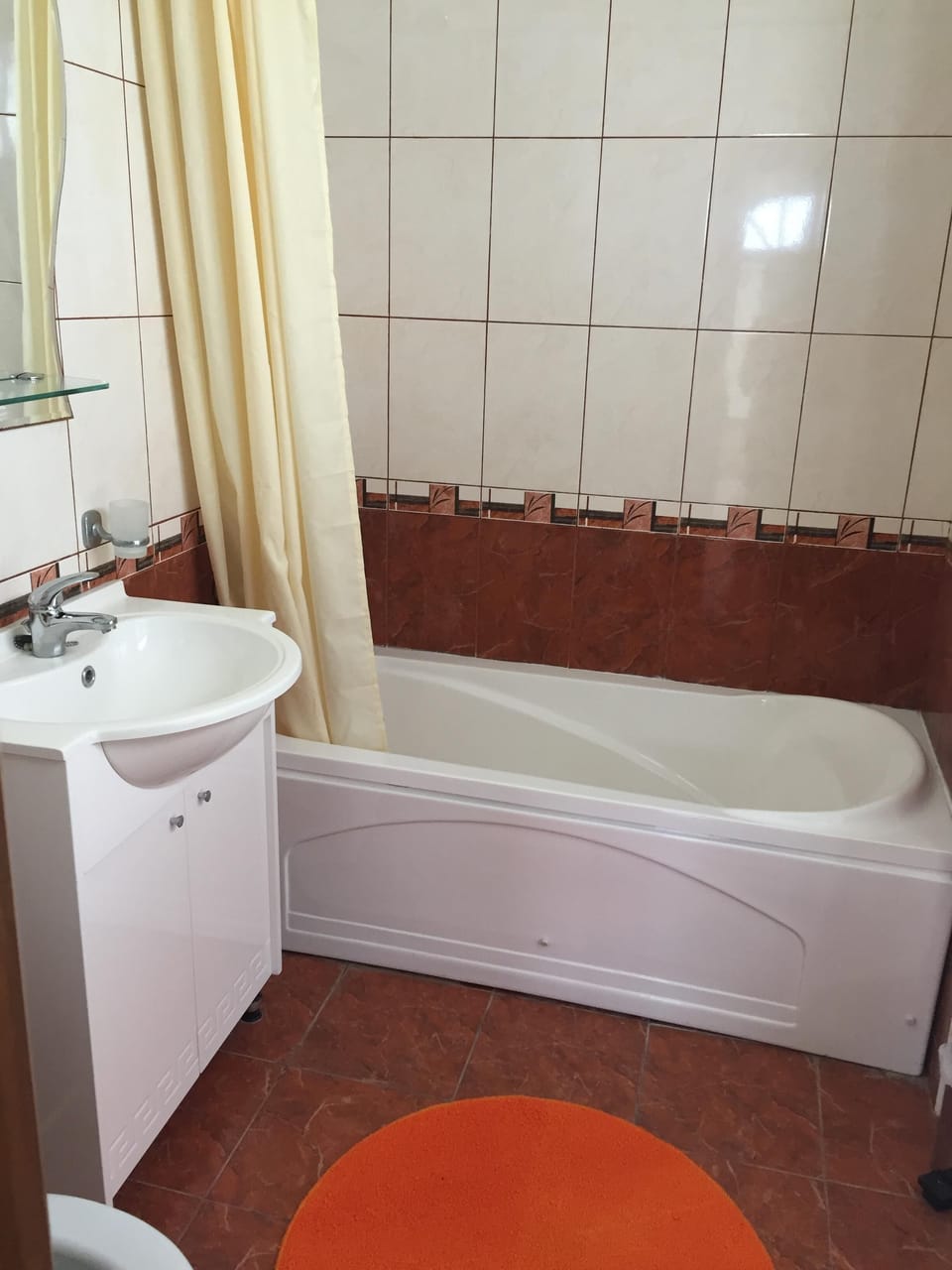 Bath/shower to middle double room.