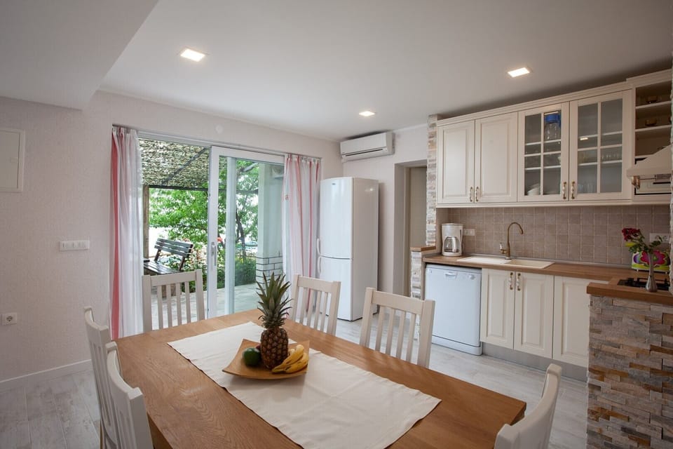 Fully equipped new kitchen with baguette table