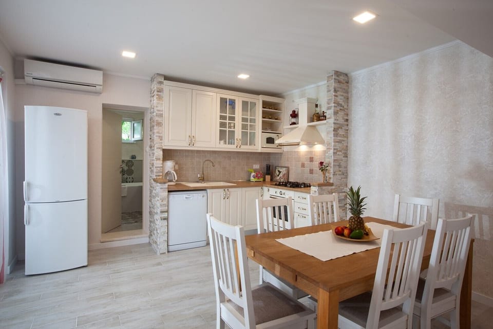 Fully equipped new kitchen with baguette table