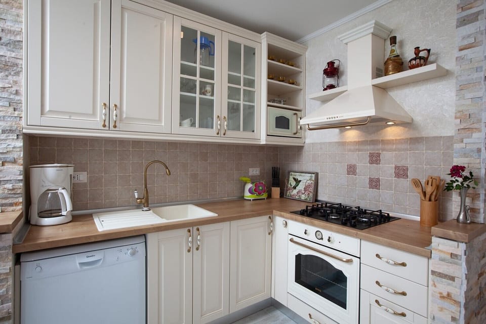 Fully equipped new kitchen with baguette table
