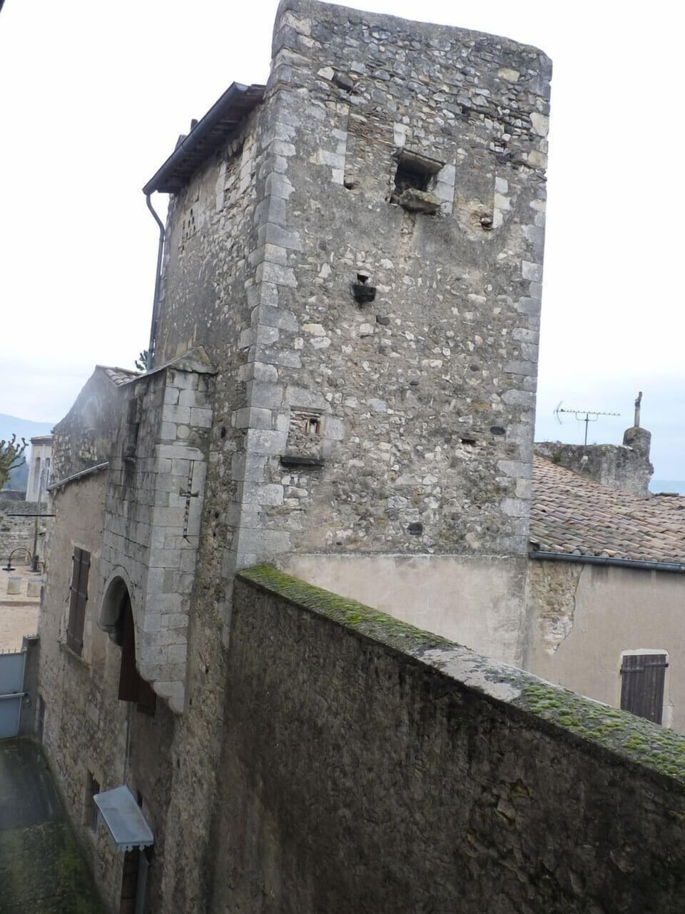 La tour classée Monument Historique, habritant une chambre de notre maison