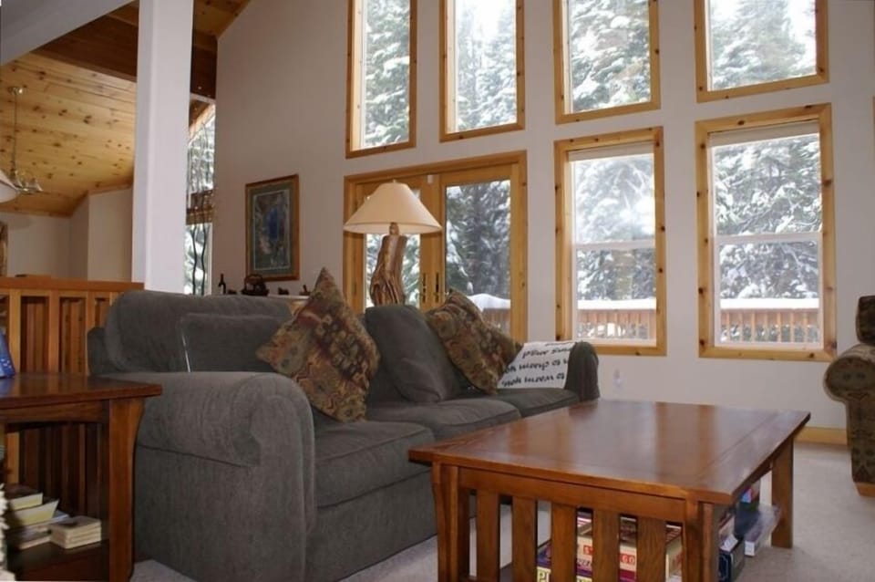 Living Room - bright and comfortable