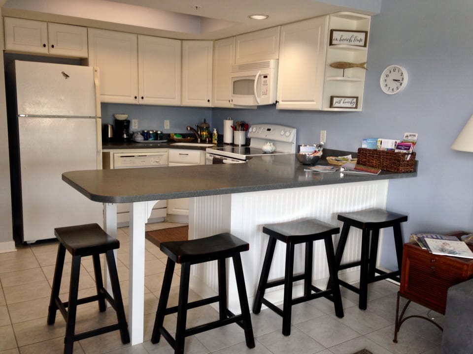 Kitchen and Breakfast Bar