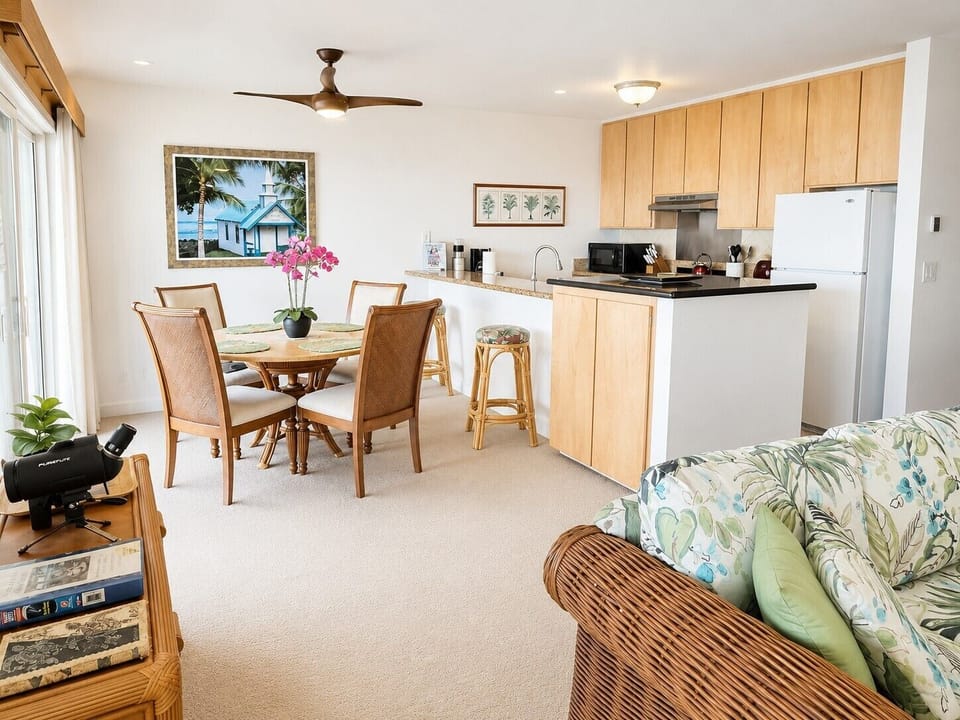 Open plan dining area with a beautiful view of the Kahaluu Bay.