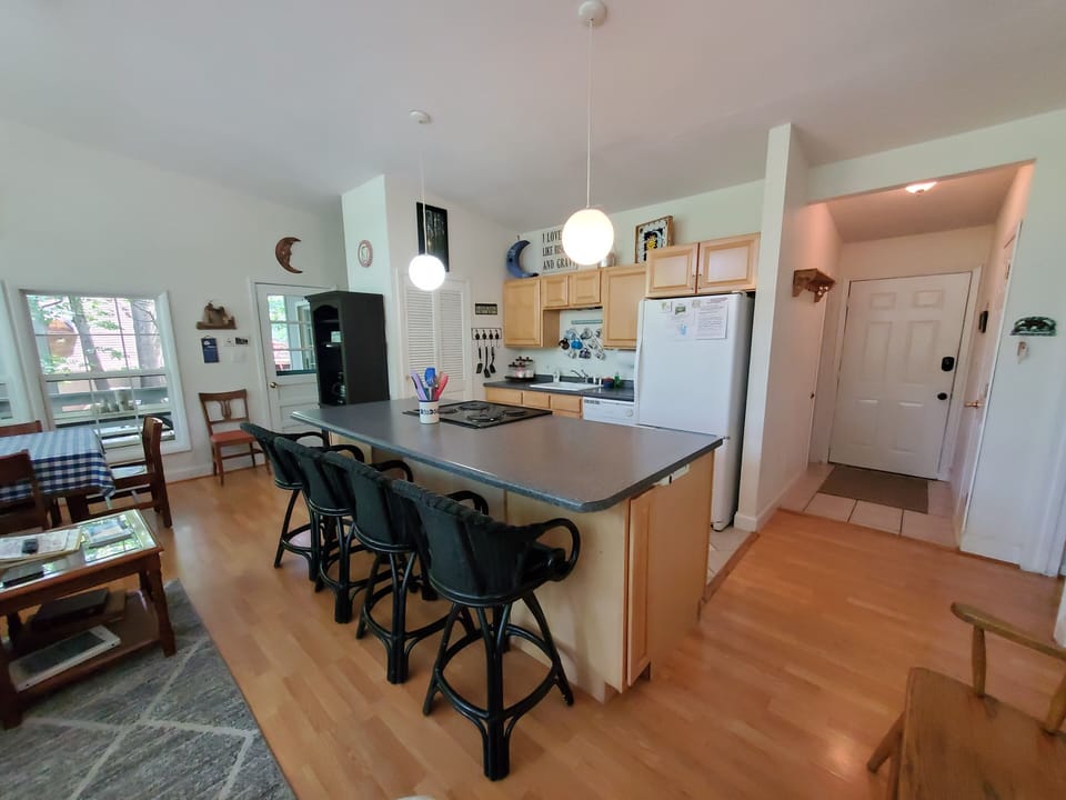 Additional Seating at Kitchen Counter