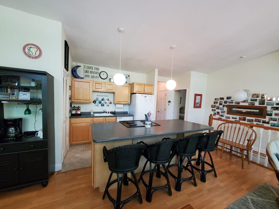 Extra Seating at Kitchen Counter.