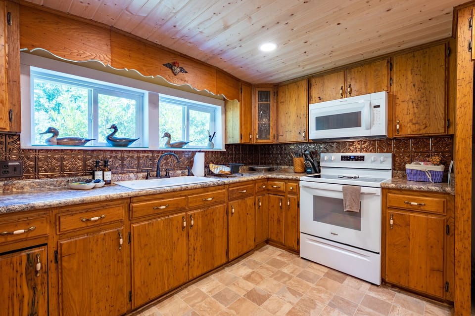 Fully equipped kitchen with full-size appliances for easy family meals. 