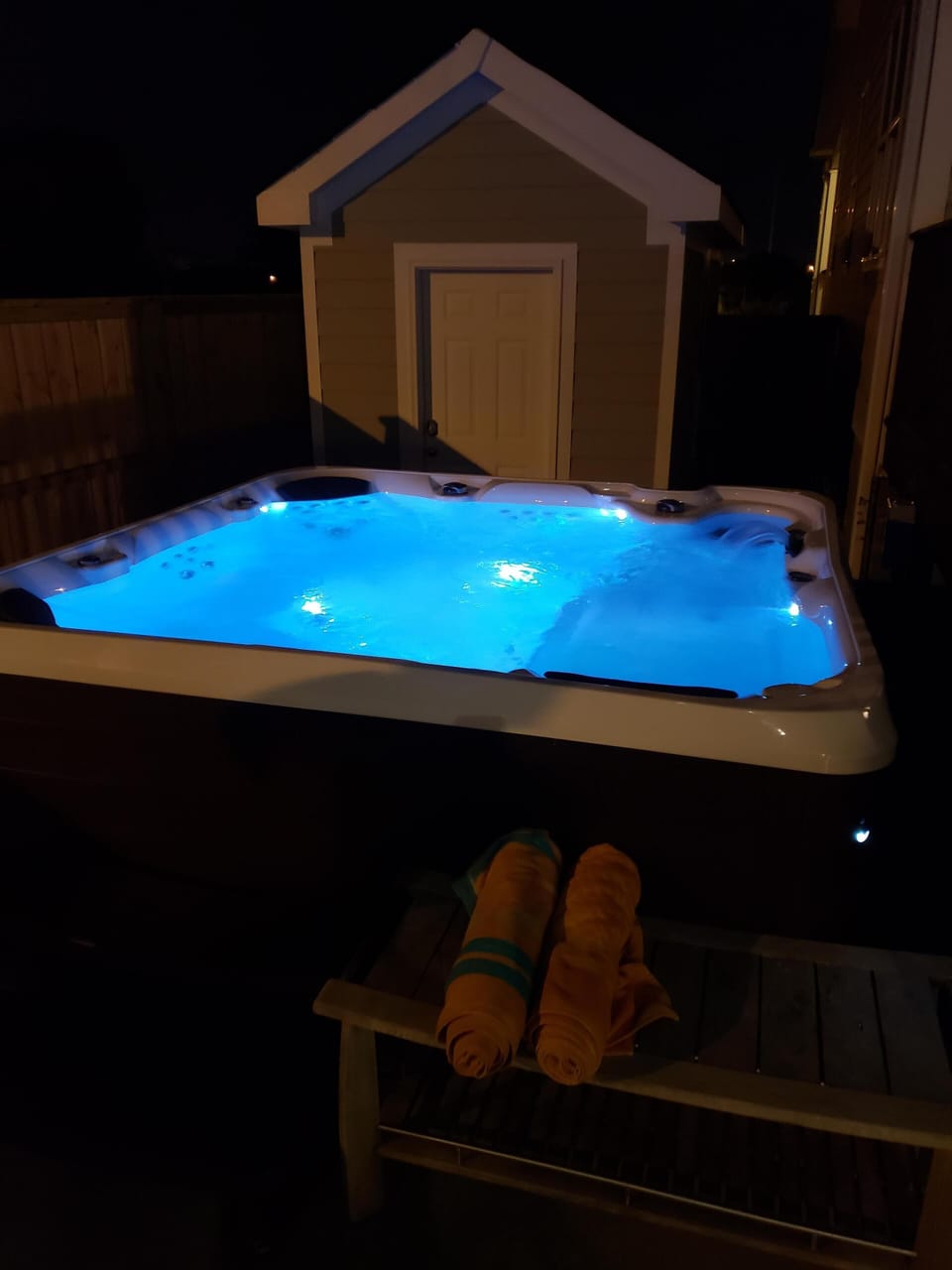 Outdoor spa tub
