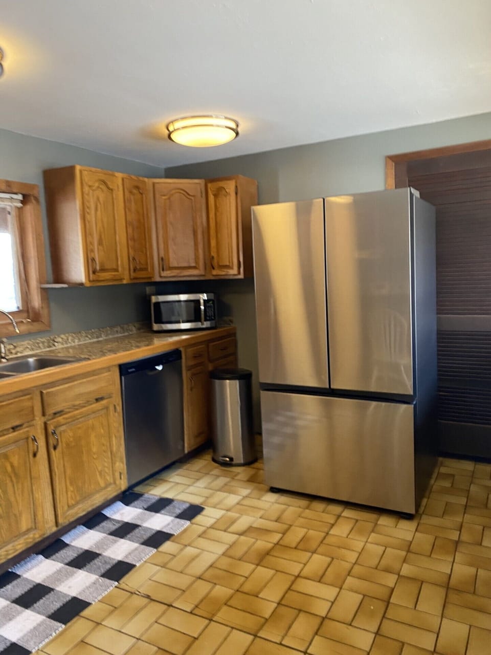 This is 29-cubic feet with filtered water to ice maker and constant-fill pitcher