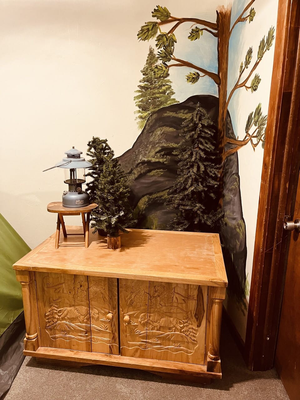 The murals add to the outdoor feel of the tent room