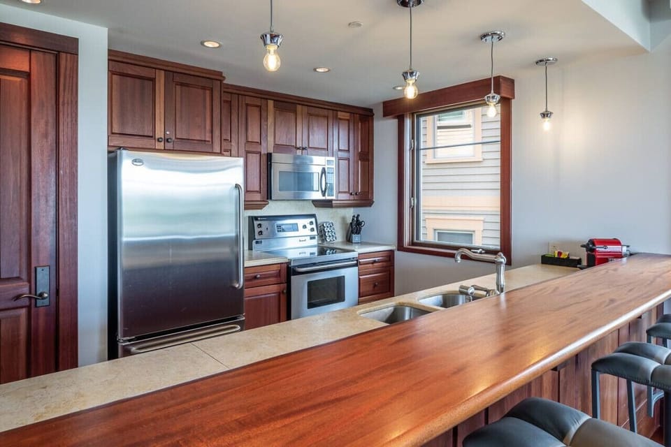 ALTITUDE 166-8 / LUXURY condo with UNREAL views