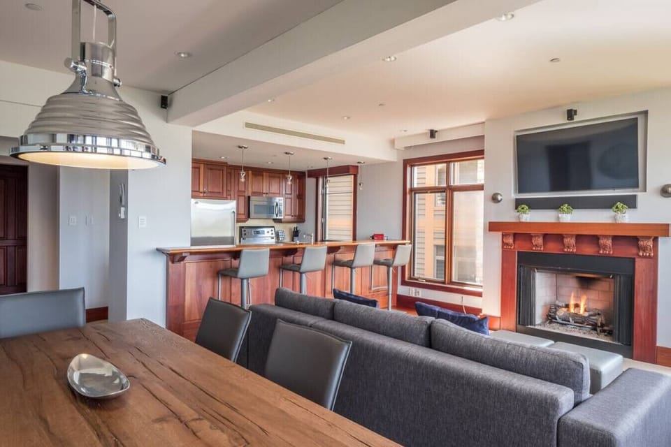 ALTITUDE 166-8 / LUXURY condo with UNREAL views