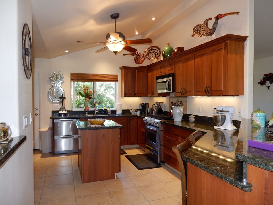 Kitchen with a eat up counter