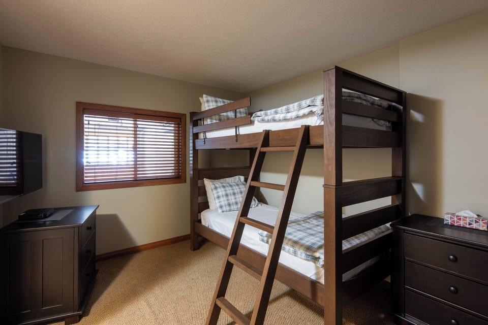 Bunk room. Great for kids and teens.