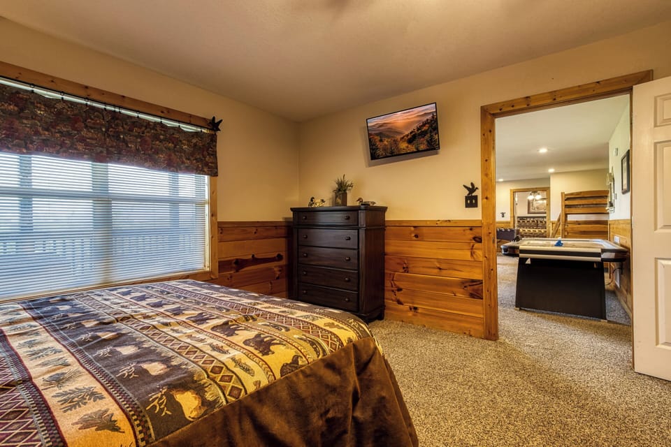 Pigeon Forge Log Cabin with a View "Getaway Mountain Lodge" - Lower level bedroom two with 32 inch TV