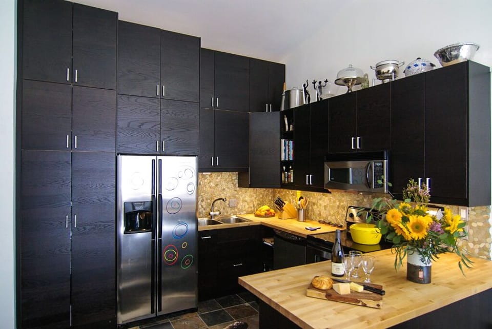 Fully equipped gourmet kitchen / built-in washer and dryer
