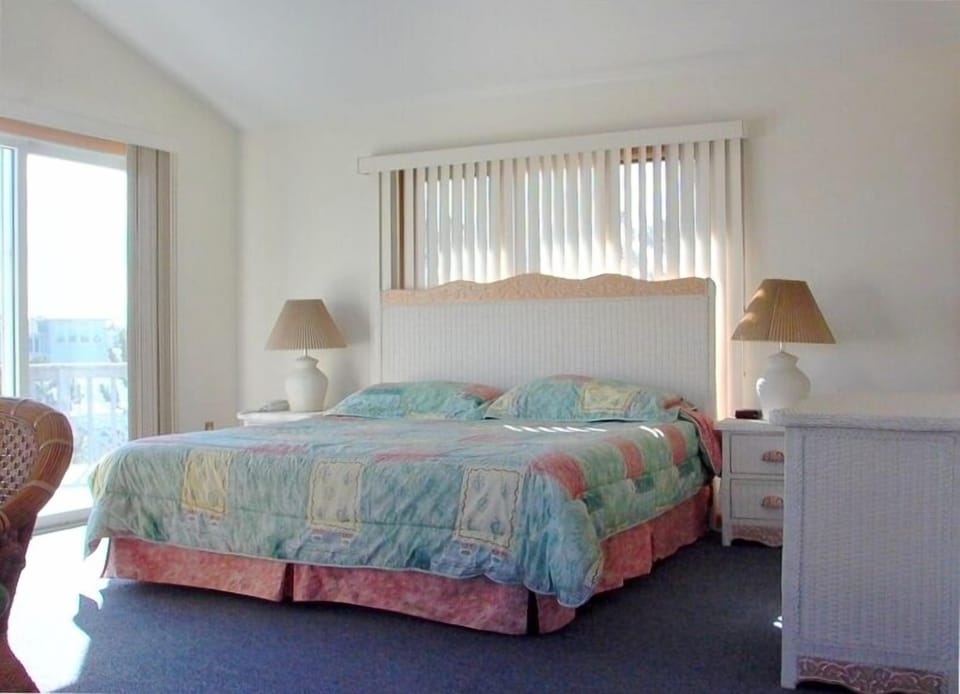 Top Floor King Bedroom with Private Full Bathroom