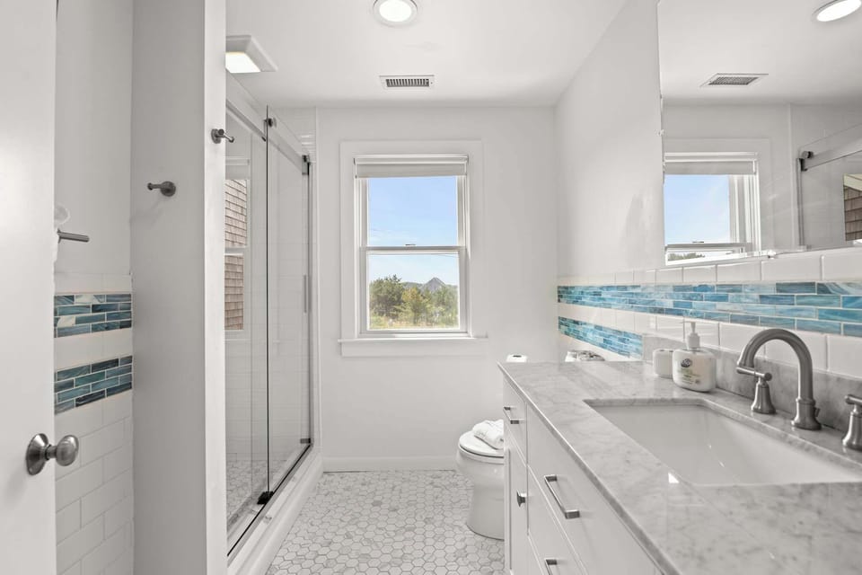 2nd Floor Full Bathroom w/ Shower
