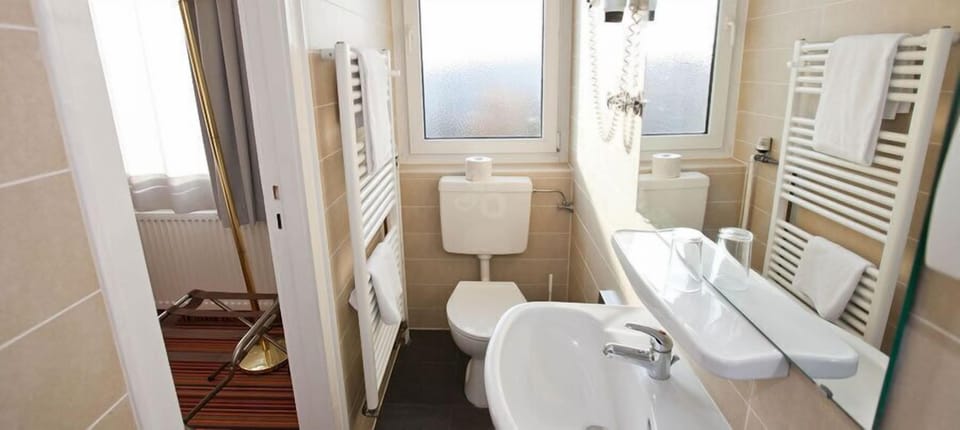 Comfort Double Room | Bathroom | Shower, rainfall showerhead, slippers, towels