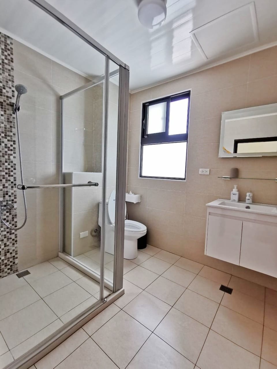 Double Room, 1 Double Bed, Non Smoking | Bathroom | Hair dryer, slippers