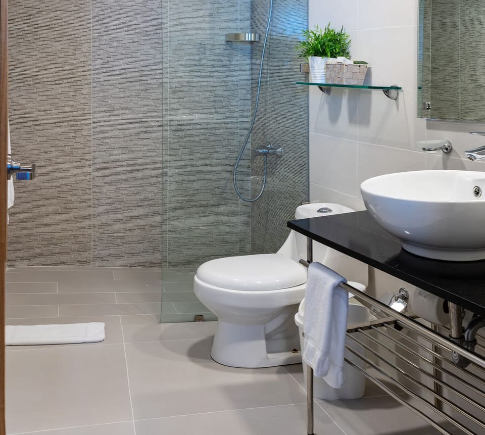 Deluxe Room | Bathroom | Combined shower/tub, hair dryer, towels