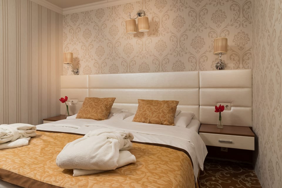 Gallery Room | Select Comfort beds, minibar, in-room safe, desk