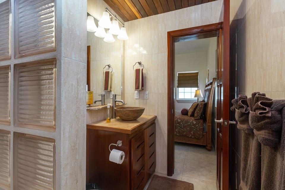 Second bedroom's ensuite bathroom