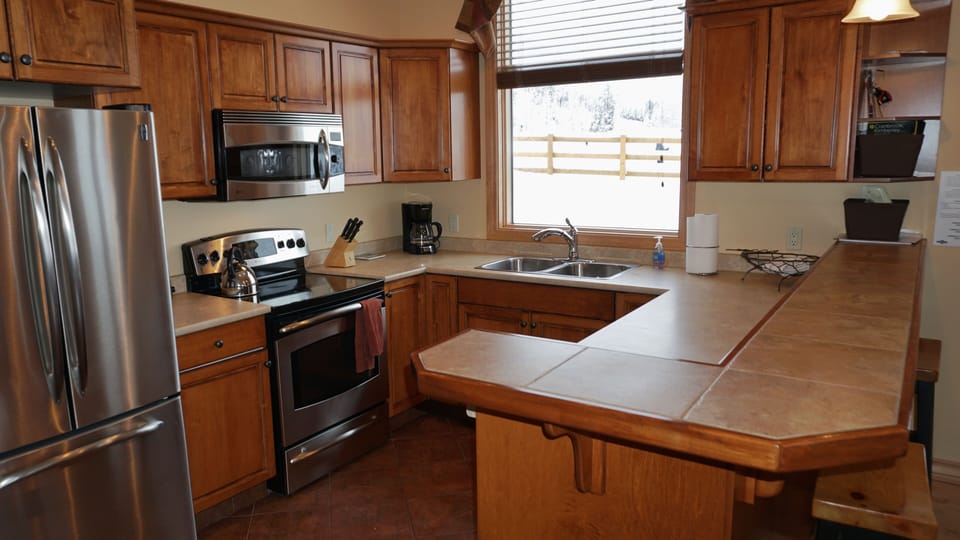 Kitchen: Full set of pots/pans, dishes, utensils and extra quiet dishwasher
