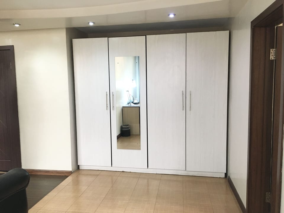 Room (Kings) | Minibar, in-room safe, desk, laptop workspace