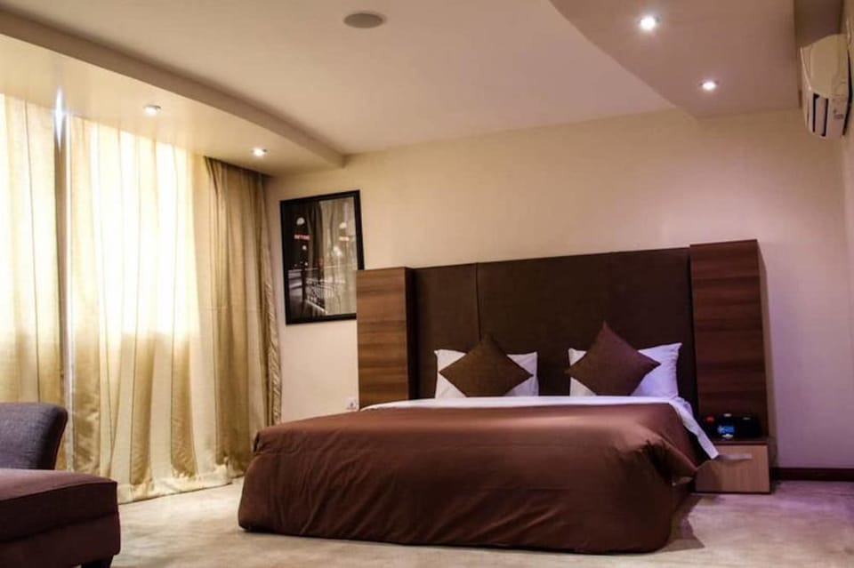 Royal Suite | Minibar, in-room safe, desk, laptop workspace
