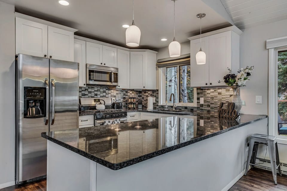 Fully equipped kitchen, ready to tackle all your cooking needs!