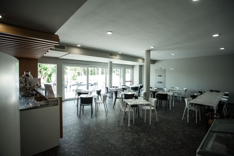 2 restaurants; lunch and dinner served