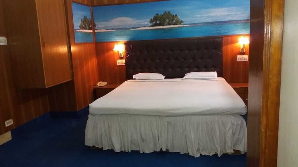 Super Deluxe Room | Desk, blackout drapes, rollaway beds (surcharge), WiFi (free)