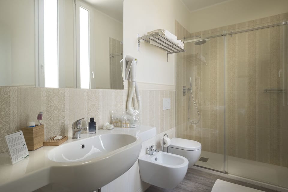 Superior Double or Twin Room, Sea View | Bathroom | Shower, free toiletries, hair dryer, bidet