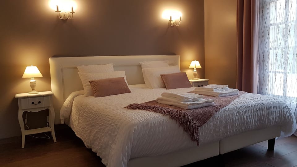 Chambre Clair de lune | Premium bedding, memory foam beds, individually decorated