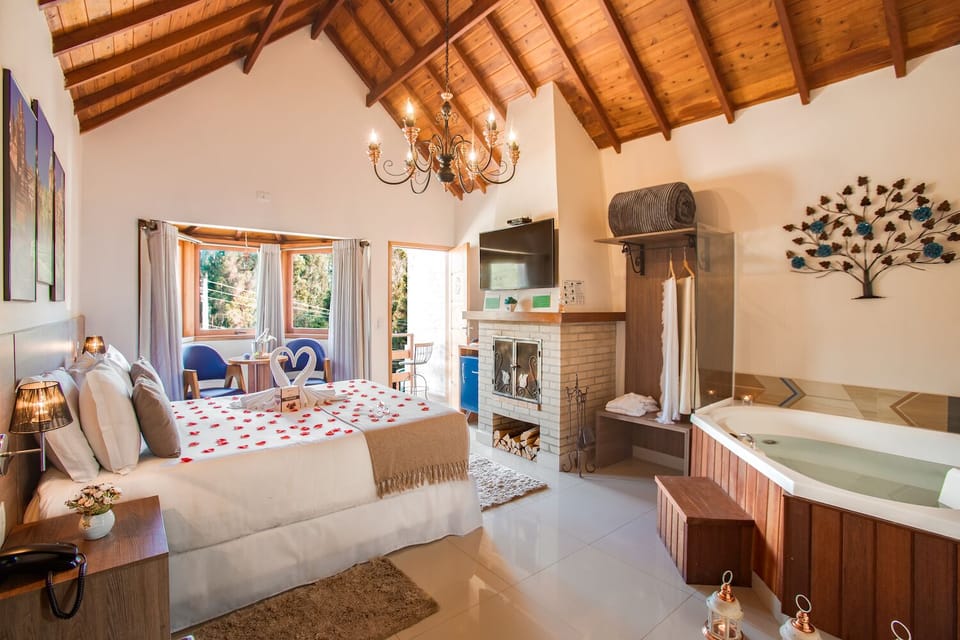Luxury Suite, Jetted Tub | Pillowtop beds, minibar, laptop workspace, blackout drapes