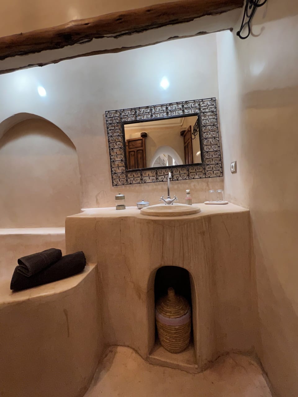 chambre premium (la Royale) | Bathroom | Free toiletries, hair dryer, slippers, towels