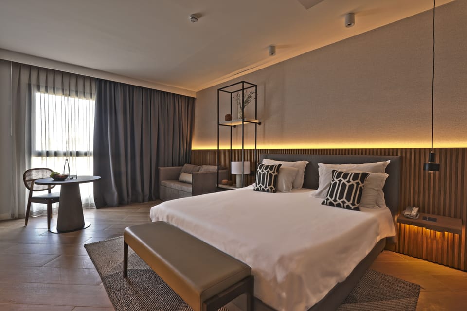 Migdal Room | Minibar, in-room safe, desk, soundproofing