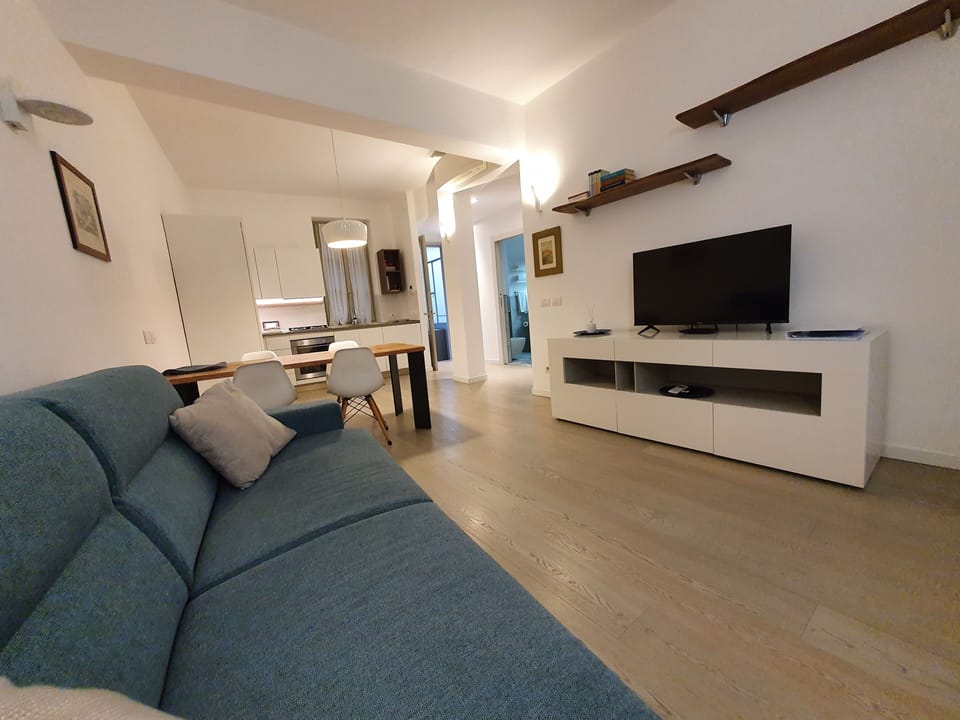 Comfort Suite, 1 Bedroom | Living area | LED TV