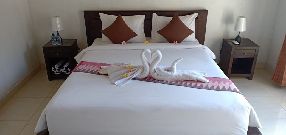 1 bedroom, hypo-allergenic bedding, memory foam beds, desk