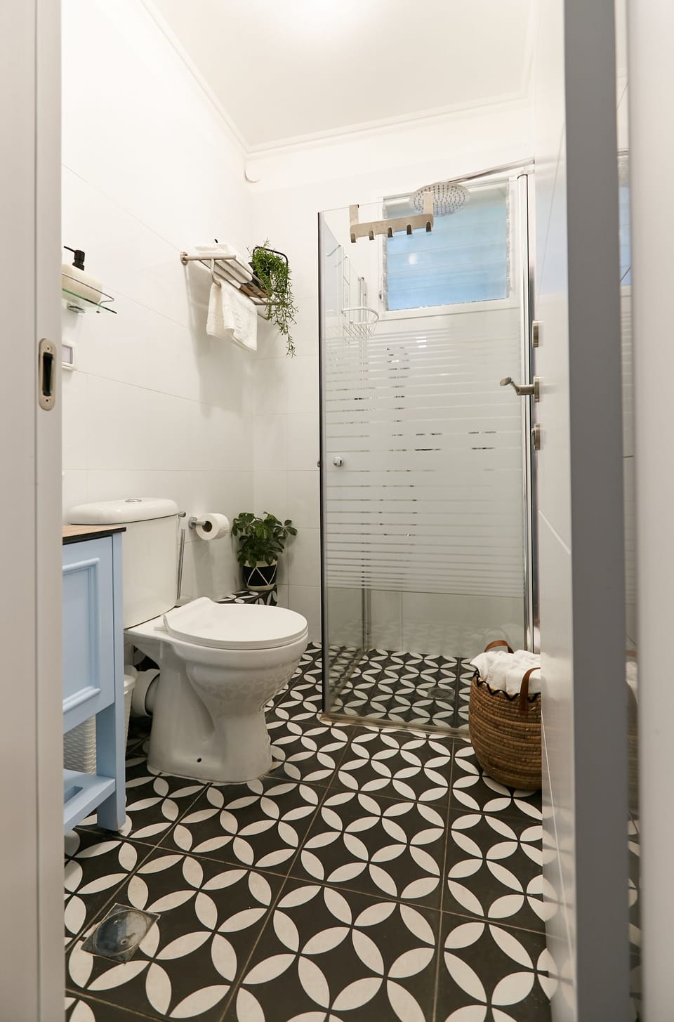 Deep soaking tub, free toiletries, hair dryer, towels