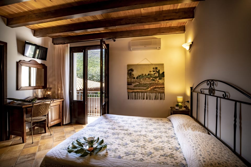 Classic Double Room | Minibar, in-room safe, blackout drapes, soundproofing