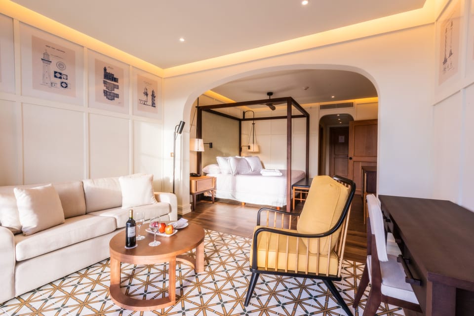 Swim Up Junior Suite El Beso | Free minibar, in-room safe, desk, iron/ironing board