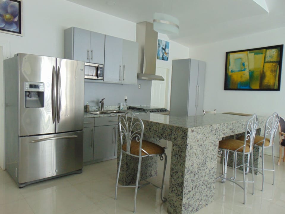 Full-size fridge, microwave, stovetop, coffee/tea maker